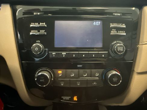 Used 2017 Nissan Rogue S image 12