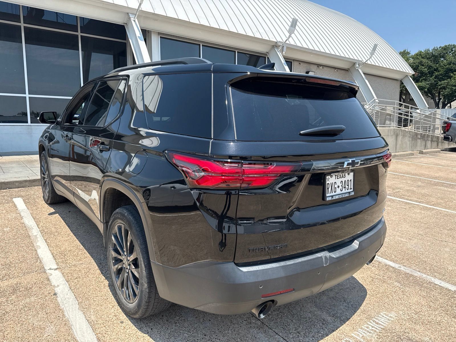 Used 2023 Chevrolet Traverse RS FWD image 2