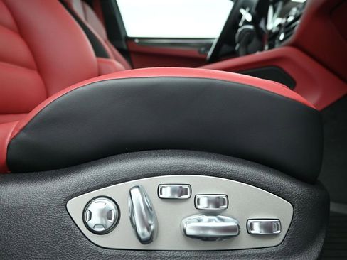 Used 2026 Porsche Macan AWD/4WD image 15