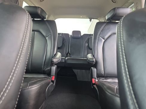 Used 2023 Chrysler Pacifica Touring-L FWD image 21