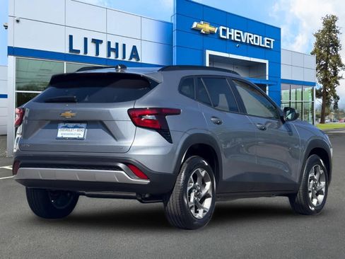 New 2026 Chevrolet Trax LT FWD image 2