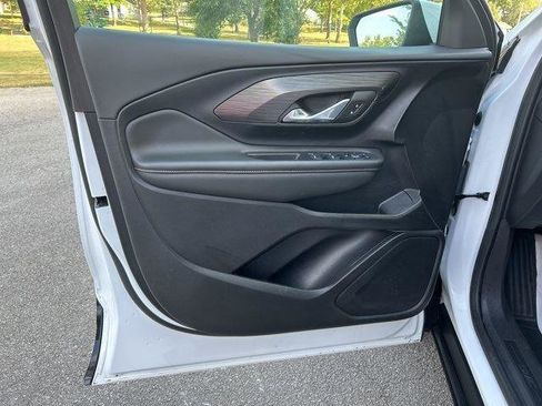 Used 2024 GMC Terrain SLE image 27