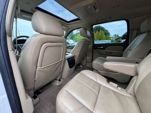 Used 2010 GMC Yukon XL SLT w/ SLT-2 Equipment Package AWD/4WD image 11