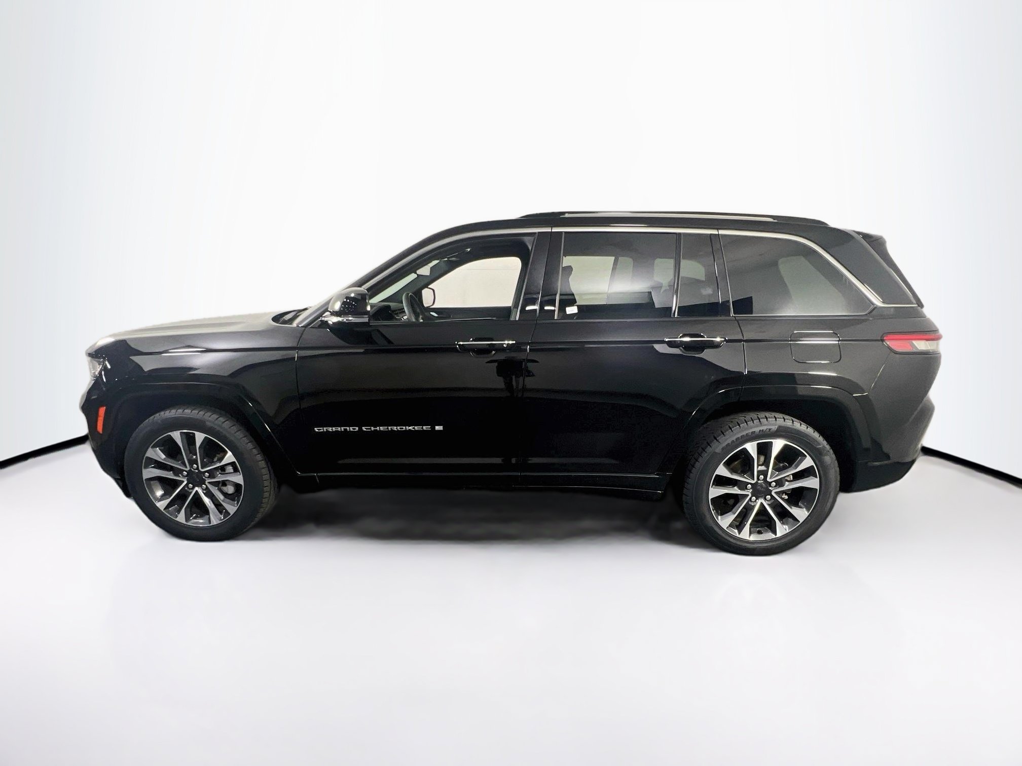 Used 2023 Jeep Grand Cherokee Overland w/ Luxury Tech Group IV AWD/4WD image 8