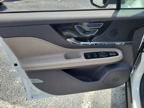 Used 2024 Lincoln Corsair FWD image 11