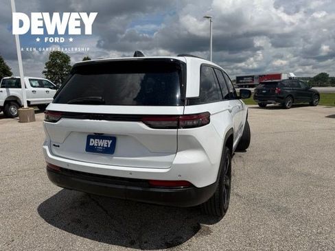 Used 2022 Jeep Grand Cherokee Altitude AWD/4WD image 13