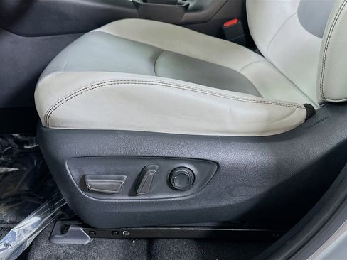 Used 2021 Toyota RAV4 XLE Premium image 18