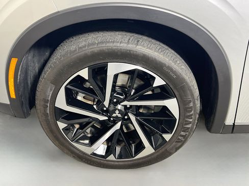 Used 2024 Mitsubishi Outlander SE image 13