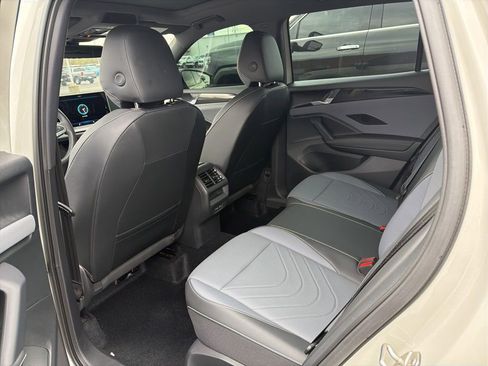 Used 2025 Volkswagen Tiguan SE R-Line image 11