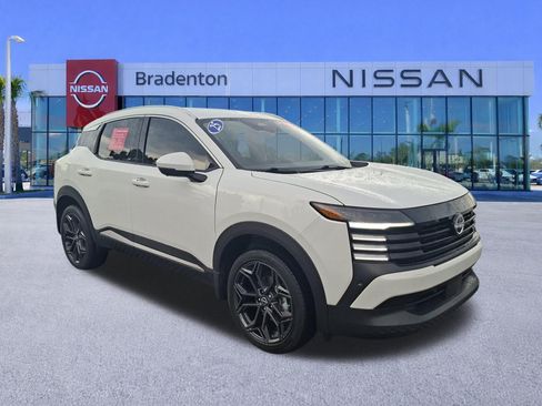 Certified 2025 Nissan Kicks SR FWD image 3