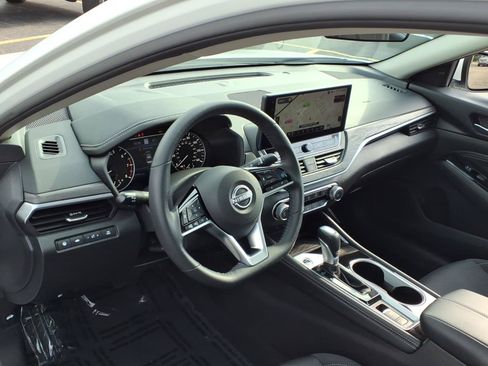 Used 2023 Nissan Altima 2.5 SV w/ SV Premium Package AWD/4WD image 5