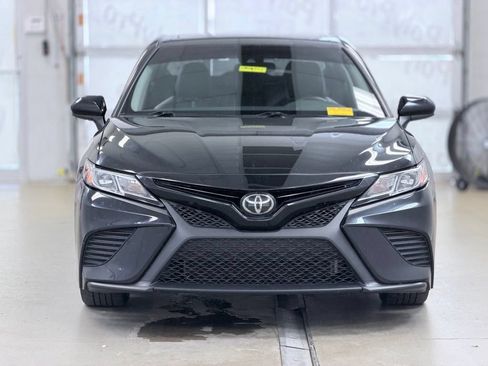 Used 2018 Toyota Camry SE w/ Moonroof Package FWD image 2