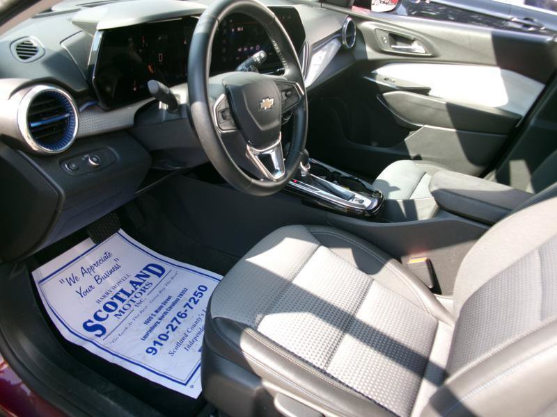 Used 2025 Chevrolet Trax LT w/ LT Convenience Package FWD image 13