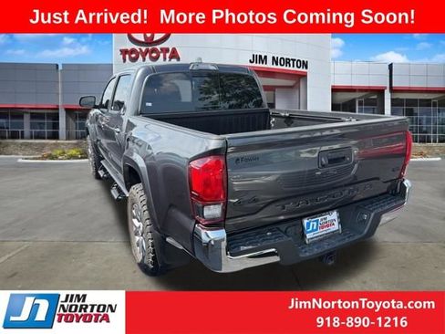 Used 2018 Toyota Tacoma SR5 AWD/4WD image 3