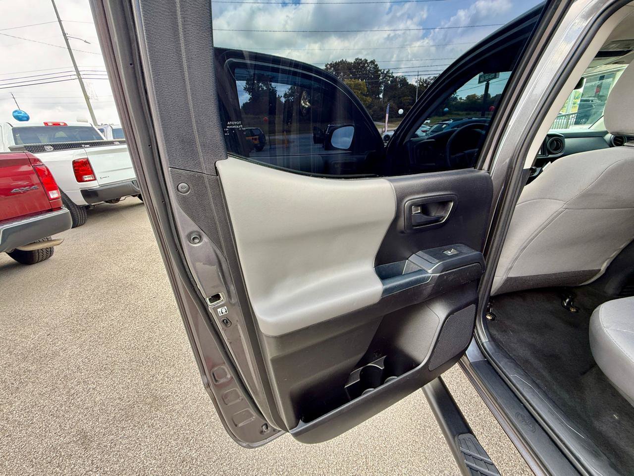 Used 2018 Toyota Tacoma SR w/ SR Convenience Package RWD image 29