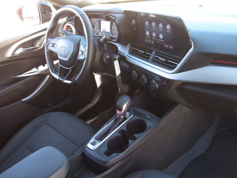 Used 2025 Chevrolet Trax RS w/ Sunroof Package image 10