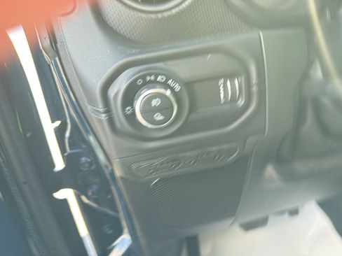 Certified 2025 Jeep Gladiator Rubicon w/ Convenience Group AWD/4WD image 10