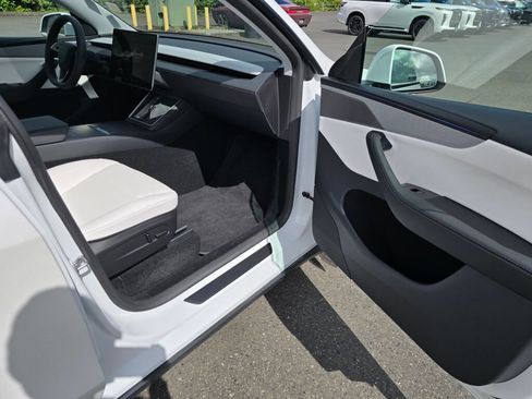 Used 2026 Tesla Model Y 2WD image 12