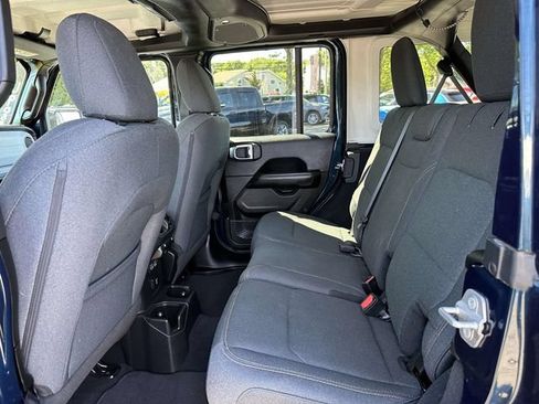 Used 2025 Jeep Wrangler Unlimited Sahara AWD/4WD image 7