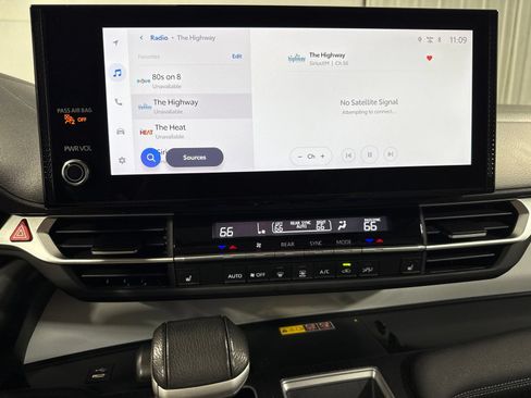 Used 2025 Toyota Sienna XLE FWD image 31