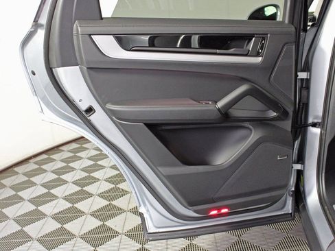 Certified 2025 Porsche Cayenne AWD/4WD image 32