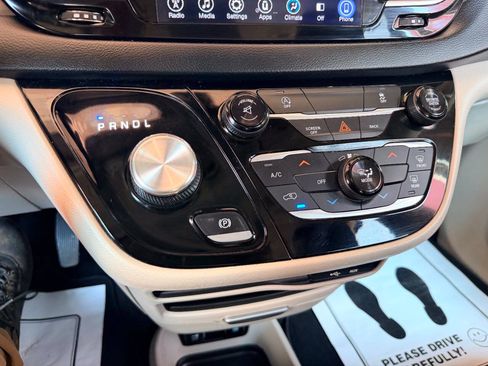 Used 2017 Chrysler Pacifica Touring FWD image 50