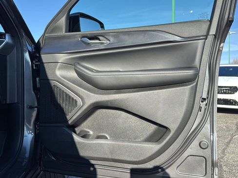 New 2025 Jeep Grand Cherokee Altitude image 13