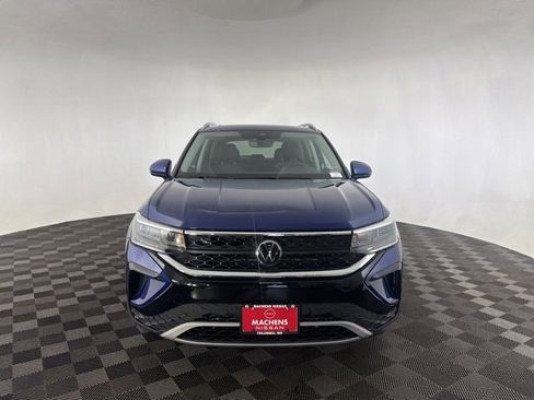 Used 2023 Volkswagen Taos SE w/ Panoramic Sunroof Package image 2