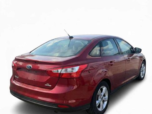 Used 2014 Ford Focus SE w/ SE Winter Package FWD image 4