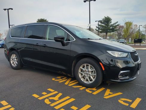 Used 2023 Chrysler Pacifica Touring-L image 2