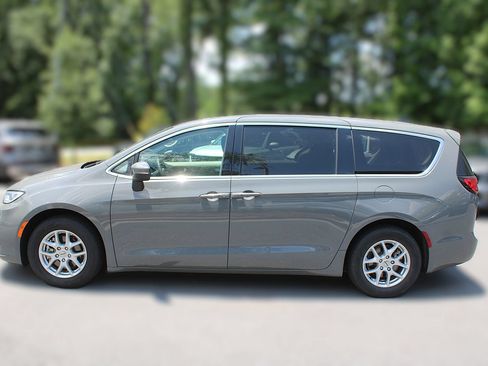 Used 2023 Chrysler Pacifica Touring-L FWD image 5
