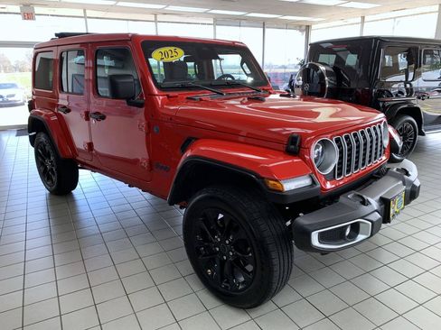 Used 2025 Jeep Wrangler Unlimited Sahara w/ Safety Group AWD/4WD image 6