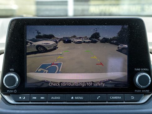 Used 2024 Nissan Rogue SV FWD image 17