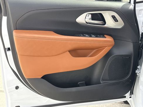 New 2026 Chrysler Pacifica Pinnacle image 10