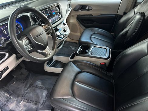 Used 2023 Chrysler Pacifica Touring-L FWD image 11