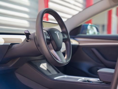 Used 2023 Tesla Model 3 Standard Range image 3