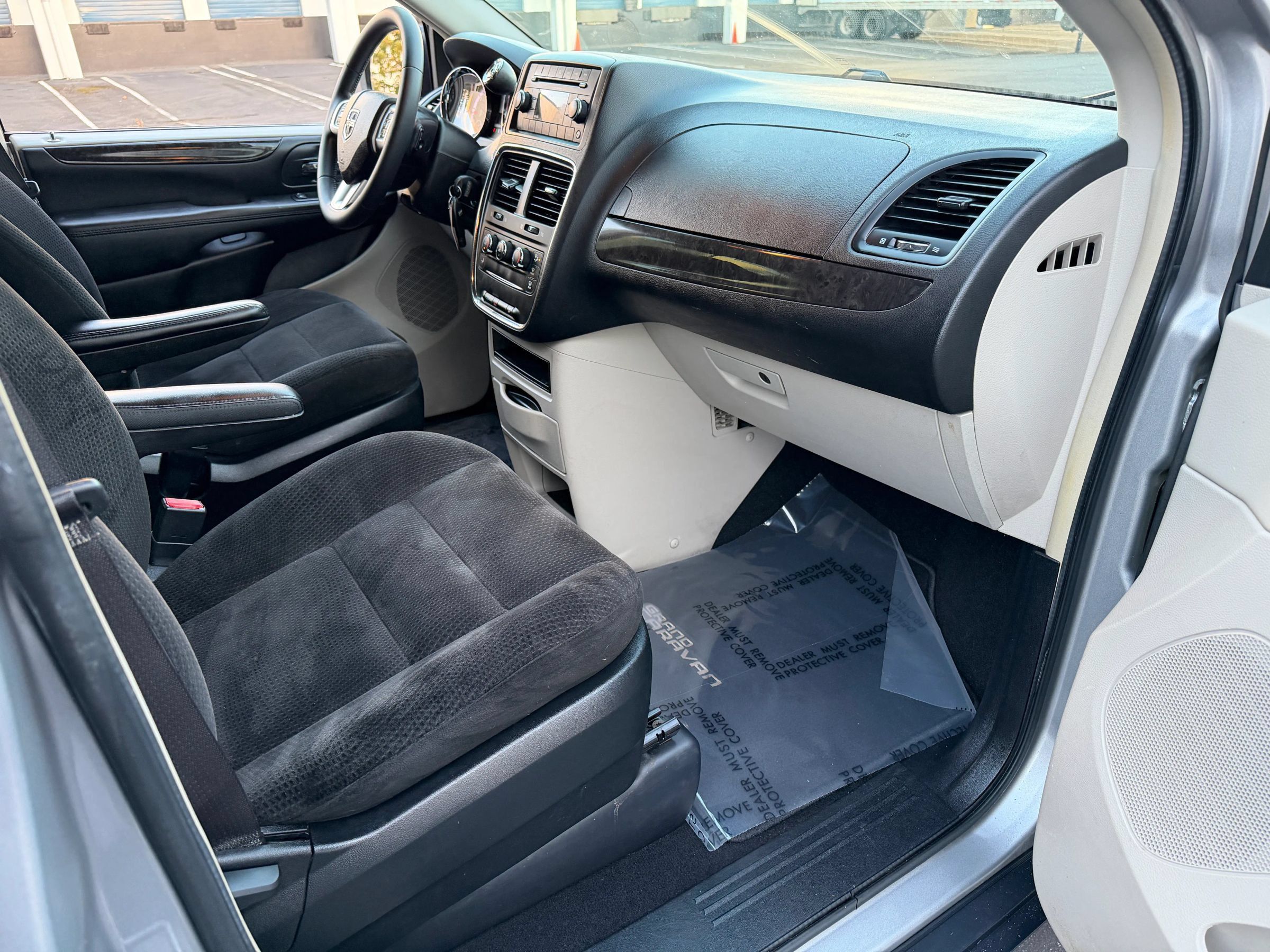 Used 2016 Dodge Grand Caravan American Value Package w/ UConnect Hands-Free Group FWD image 18