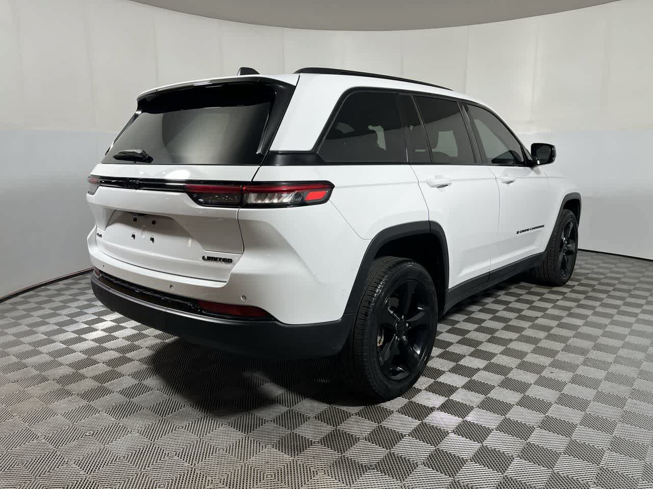 Used 2024 Jeep Grand Cherokee Limited w/ Black Appearance Package AWD/4WD image 8