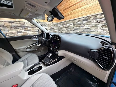 Used 2023 Kia Soul EX FWD image 15