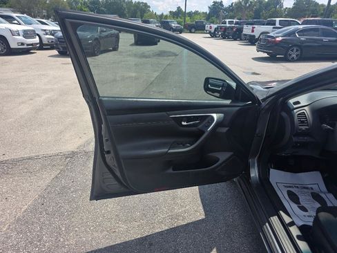 Used 2015 Nissan Altima 2.5 S w/ Special Edition Package FWD image 6