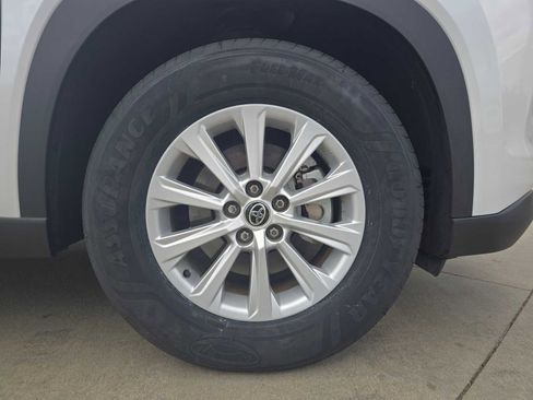 Certified 2025 Toyota Grand Highlander FWD image 9