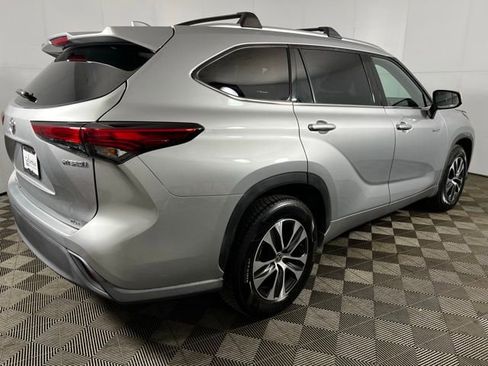 Used 2020 Toyota Highlander XLE image 3