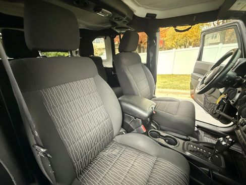 Used 2011 Jeep Wrangler Unlimited Rubicon w/ Connectivity Group image 25