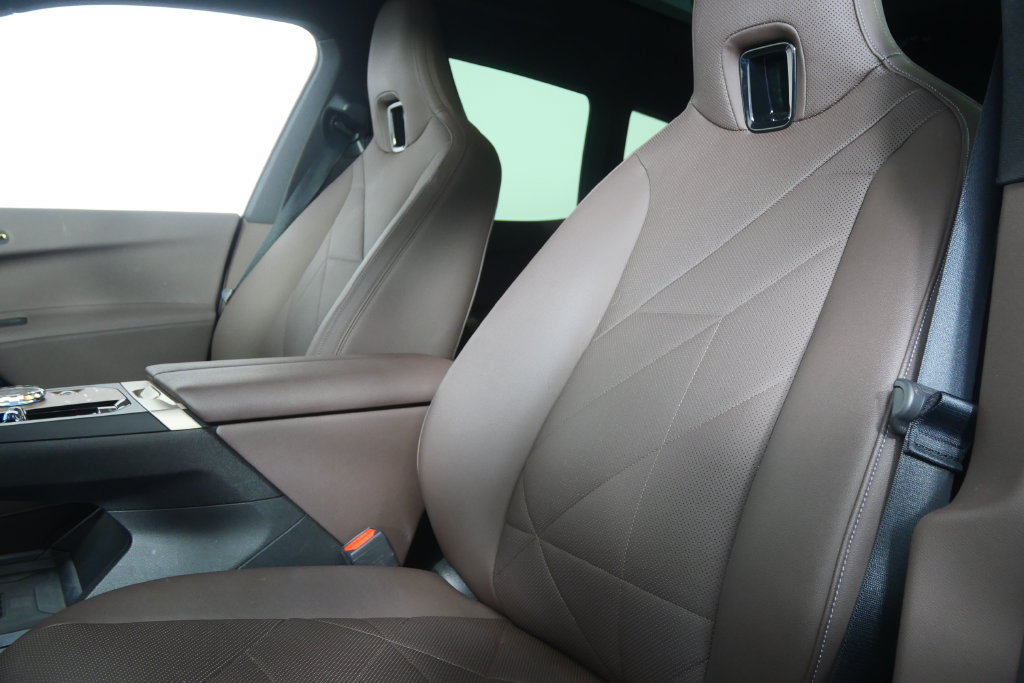 Used 2024 BMW iX xDrive50 w/ Premium Package AWD/4WD image 10