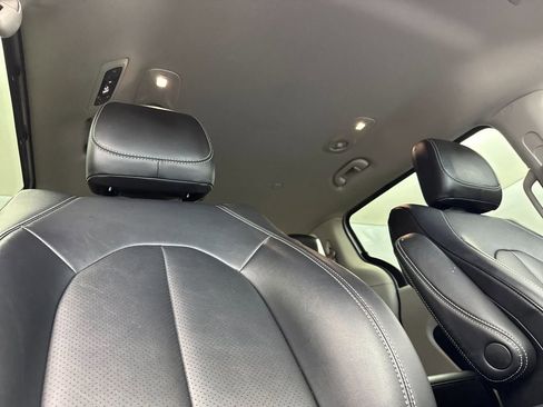 Used 2024 Chrysler Pacifica Touring-L image 17