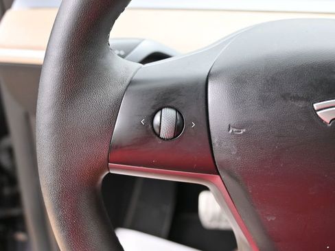 Used 2023 Tesla Model Y Performance image 17