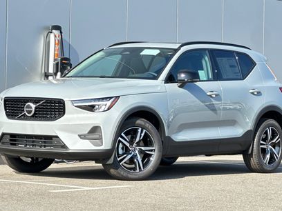 New 2026 Volvo XC40 B4 Core w/ Climate Package