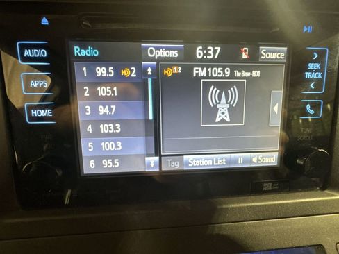 Used 2016 Toyota Sienna SE Premium image 24