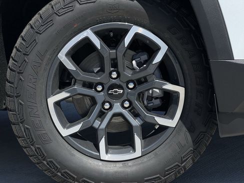 New 2026 Chevrolet Equinox ACTIV w/ Convenience Package III FWD image 9