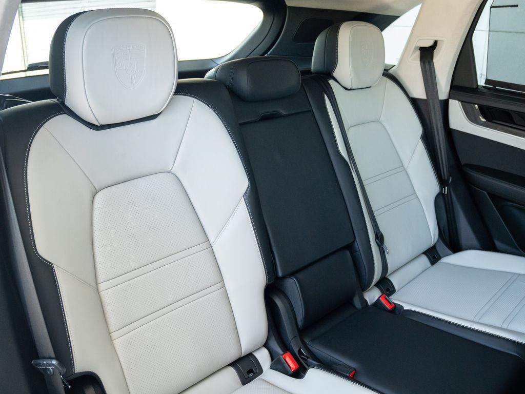 Used 2025 Porsche Cayenne Turbo AWD/4WD image 18